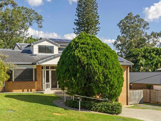 Tranquil Creekfront Living on an Expansive 1,399sqm Block