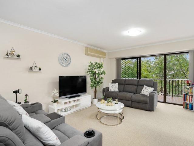 Tranquil district outlook with exceptional convenience