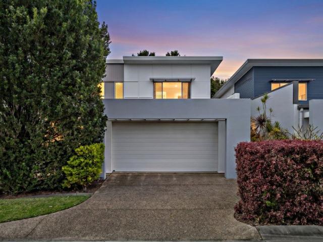 Tranquil Family Townhouse Backing onto Nature Reserve