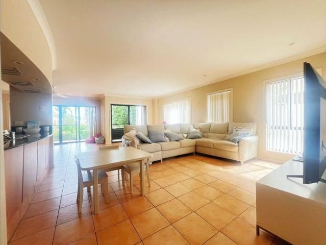 Tranquil Lake Views & Convenient Carrara Lifestyle