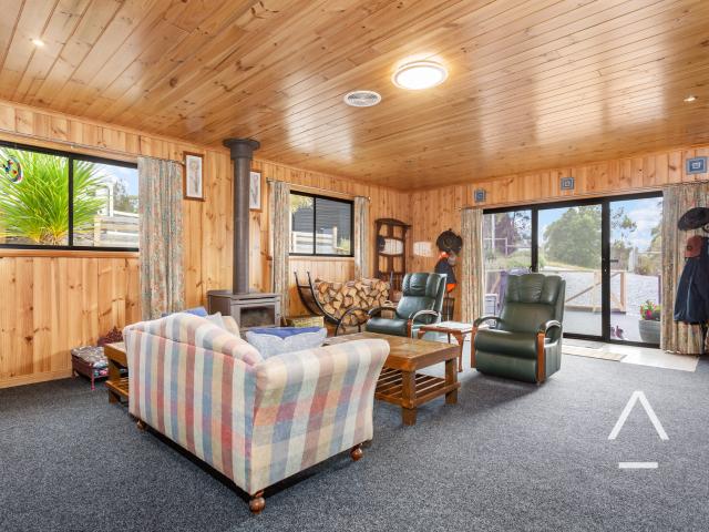 Tranquil Lifestyle Awaits on 20 Acres