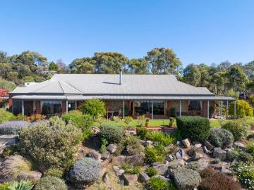 TRANQUIL LIFESTYLE RETREAT WITH STUNNING COASTAL VIEWS