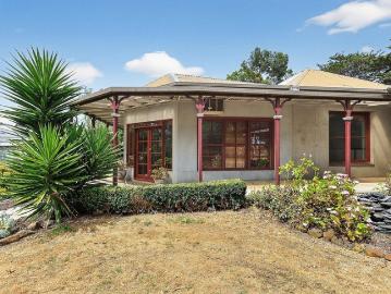 Tranquil Living on 5 Acres in Woodford