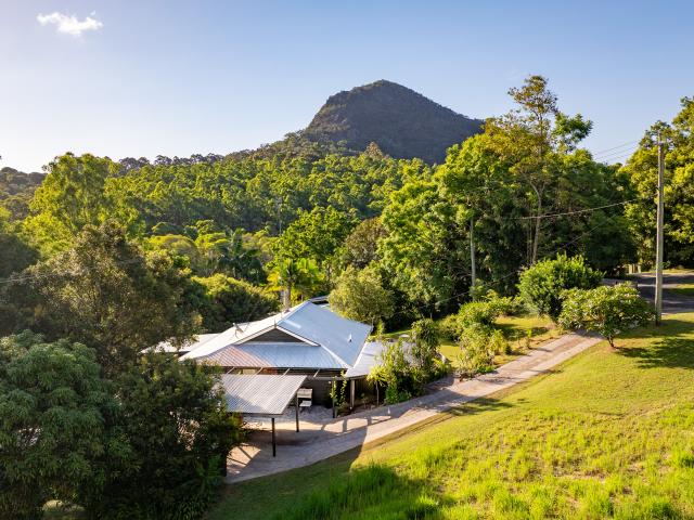 Tranquil Noosa Hinterland Retreat with Mt Cooran Views