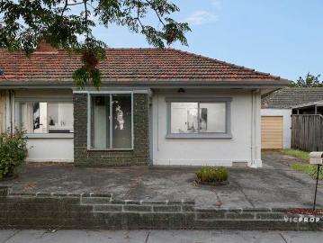 Tranquil Parkside Living Steps from Bay Street & the Beach