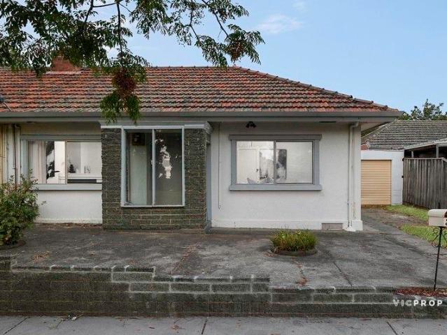 Tranquil Parkside Living Steps from Bay Street & the Beach