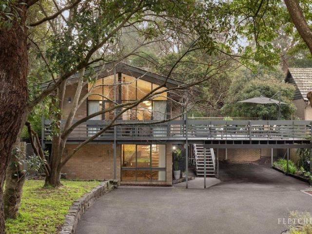 Tranquil poolside haven in a prime Warrandyte location