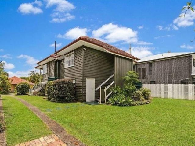 Tranquil Queenslander in Kedron Cul de Sac Classic Charm Meets Everyday Comfort