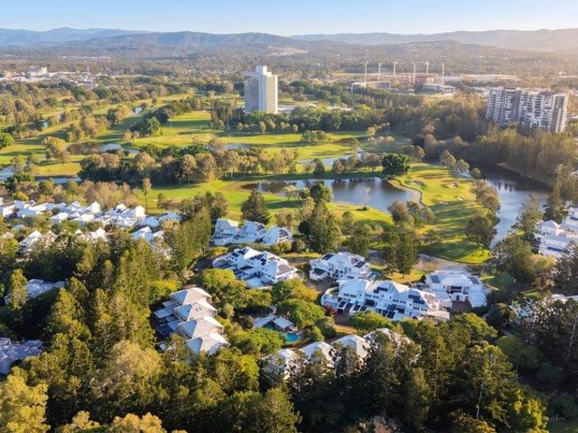 Luxury Golf Course Residence | 2 Main Suites | 216sqm Internal