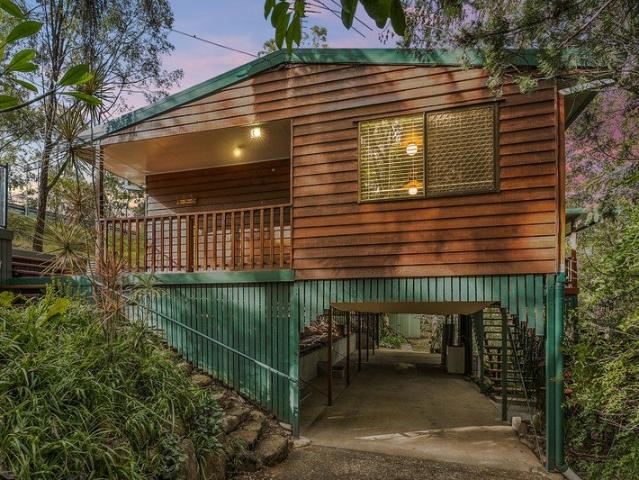 Treetop Retreat with Standalone Studio