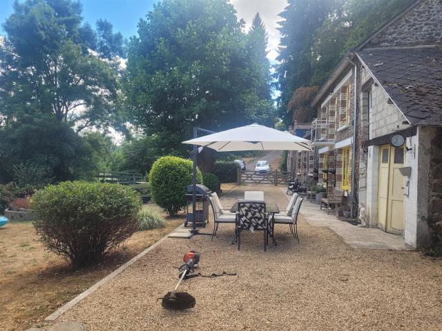 Tranquil riverside setting property with 1.6 hectares 134m² Soucé