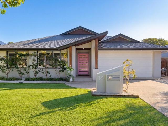 TRANQUIL SPACIOUS FAMILY/ENTERTAINERS PARADISE WITH POOL & NATIVE BUSH SURROUNDS ONLY 9km to BURLEIGH BEACH