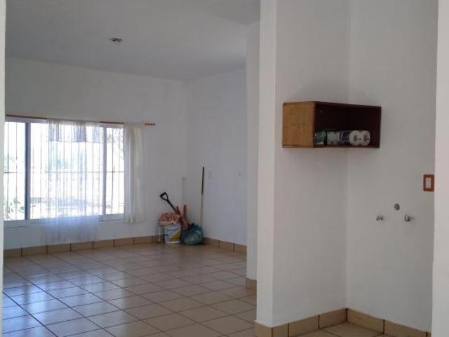 ¡Tranquilidad campestre y comodidad: hermosa casa con amplio terreno y servicios en Presa de Bravo!