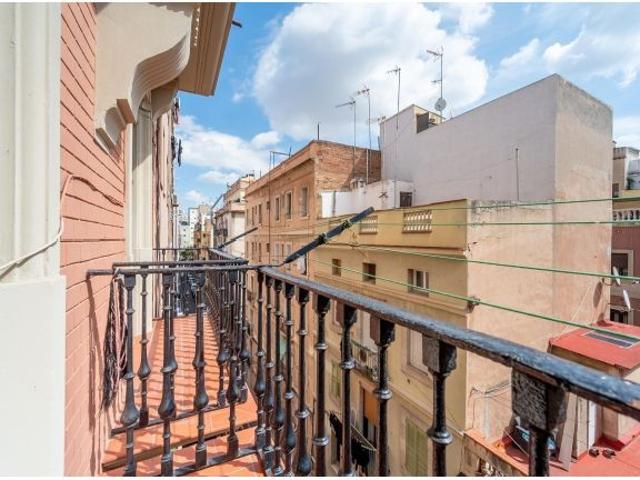 ¡Tranquilidad y luz a pasos del mar! Piso reformado con ascensor y 3 balcones en Passeig Joan de Bor