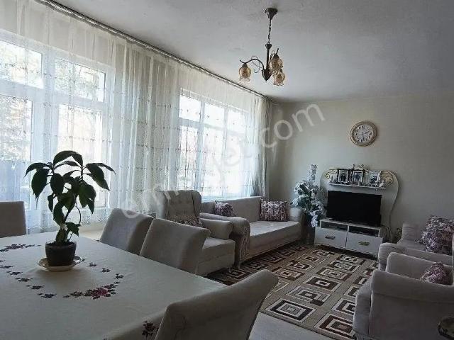 Tranvaya Pazar Yerine Yakın. Park Manzaralı 3+1 Arakat Daire