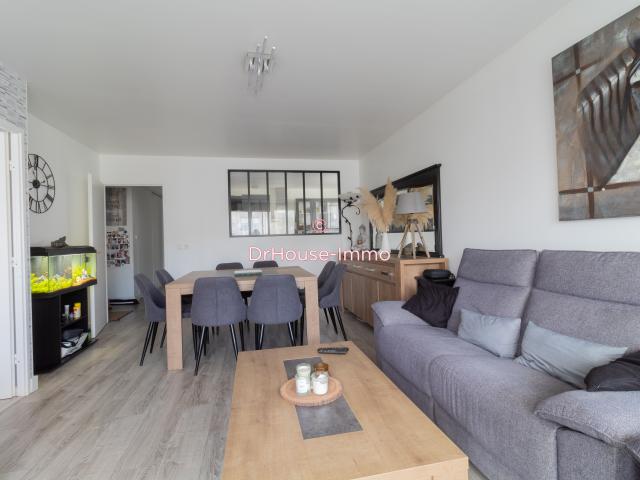 TRAPPES Élégant 4 pièces entièrement rénové avec balcon et stationnements