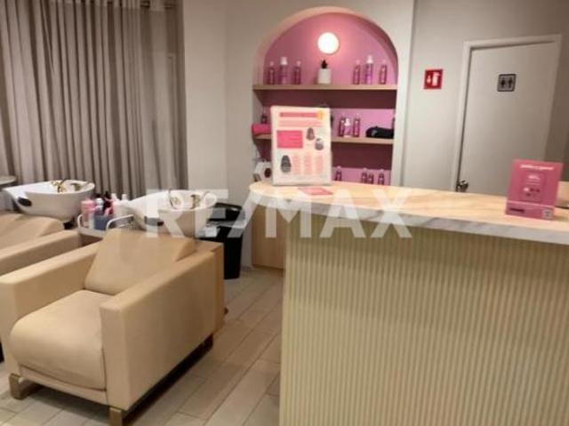 Traspaso $300,000 Local a nivel de calle sobre Campos Eliseos