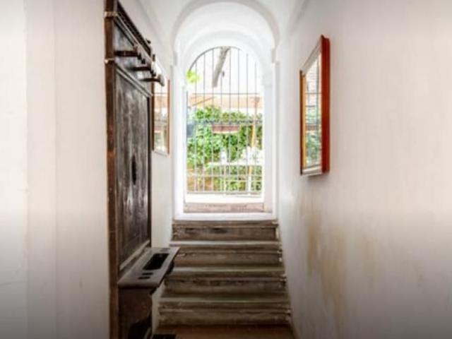 TRASTEVERE: Charming, furnished 1 Bedroom flat with loft bedroom in quiet location. Living, corner kitchen, bath, quiet, sunny, near Botanical Gardens. Ref 214