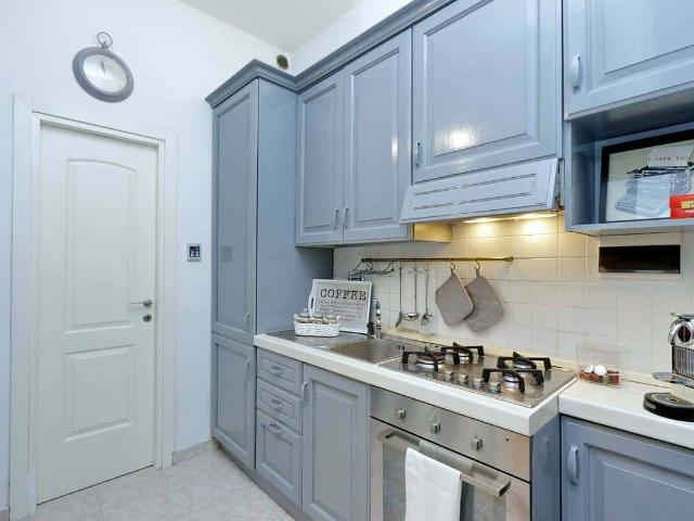 Trastevere station white chic apartment