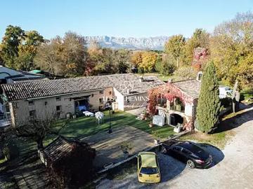 Trets 13530 Achat / Vente appartement 20 pièces t20 au dernier étage cave