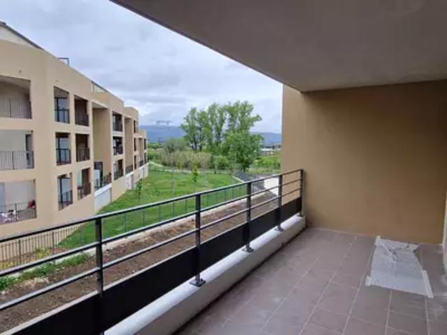 Trets 13530 Location appartement 2 pièces t2 terrasse parking