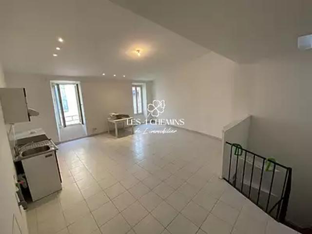 Trets 13530 Location appartement 2 pièces t2 au dernier étage cave