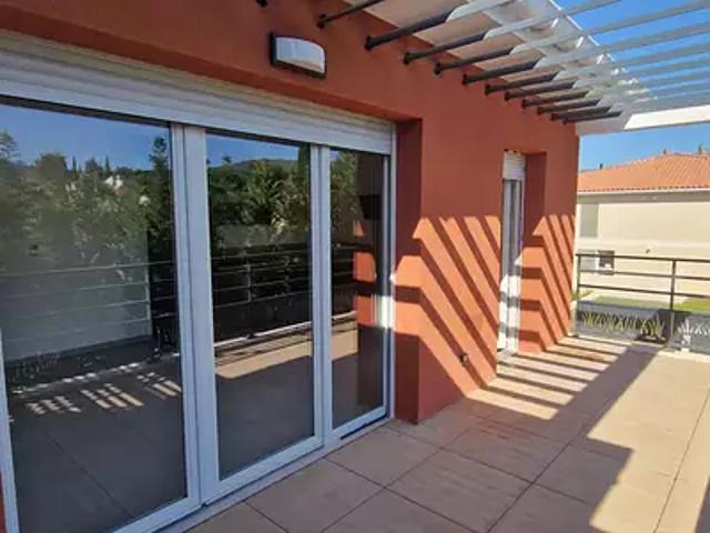 Trets 13530 Location appartement 3 pièces t3 au dernier étage terrasse