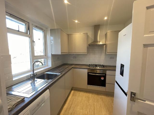 Trevena Court, Avenue Road, London N14, 3 bed flat to rent, £2,150 pcm | PrimeLocation