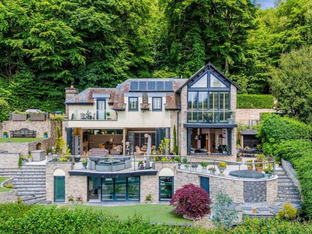 Trevereux Hill, Oxted RH8 4 bed detached house to rent £6,500 pcm £1,500 pw