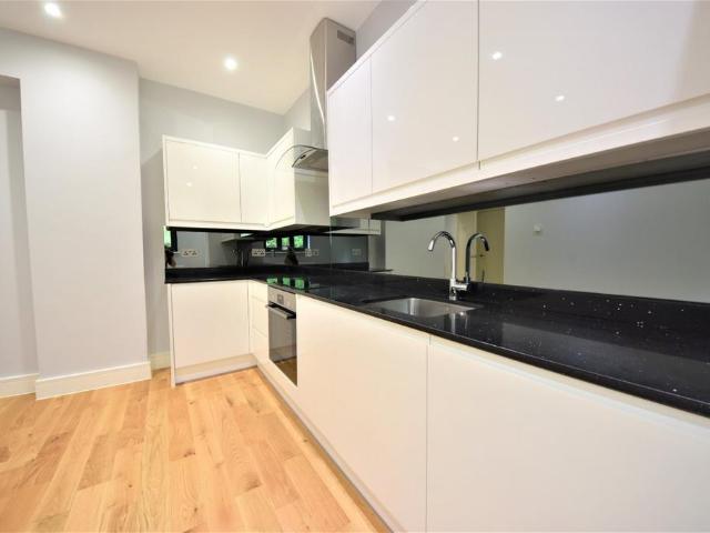 Treadaway Hill, Loudwater, High. 1 bed apartment to rent £1,200 pcm £277 pw