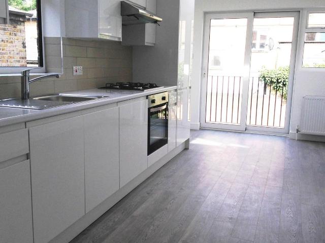 Treadgold Street, London W11, 3 bed flat to rent, £3,850 pcm | PrimeLocation