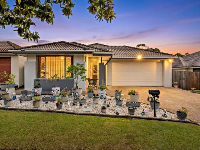 Large backyard and more, a treasure in North Lakes
