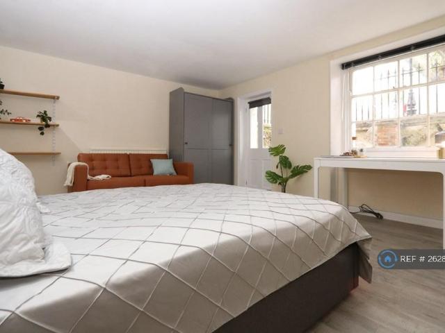 Tredegar Square, London, E3 1 bed flat to rent £1,859 pcm £429 pw