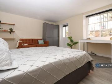 Tredegar Square, London, E3 1 bed flat to rent £1,859 pcm £429 pw