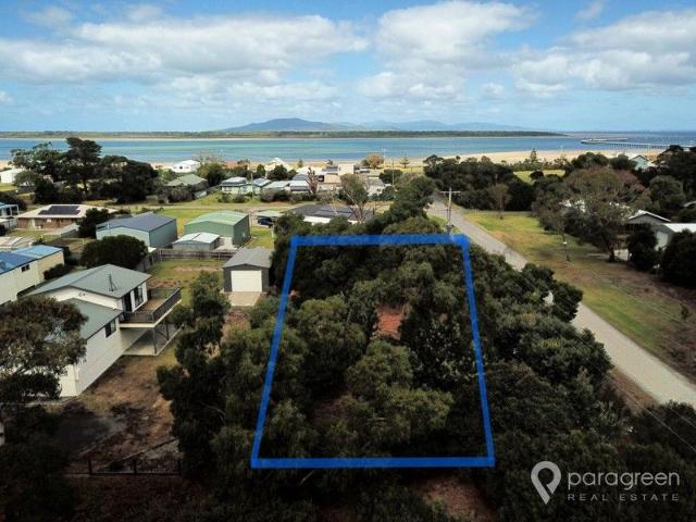 ESCAPE TO YOUR OWN PRIVATE OASIS JUST METRES TO THE WATER FRONT
