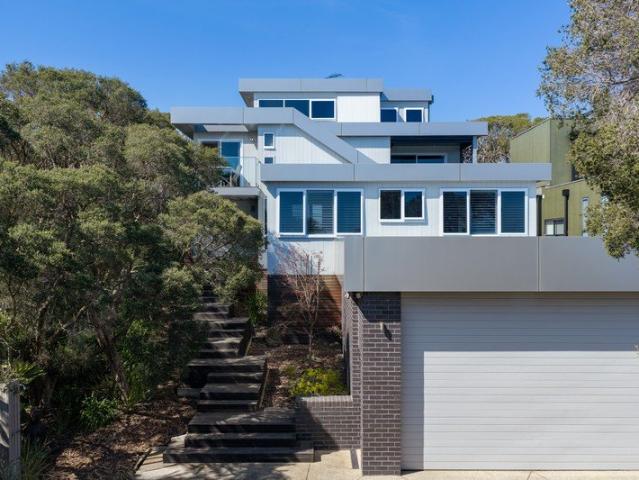 TREE TOP LIVING WITH SWEEPING VIEWS!