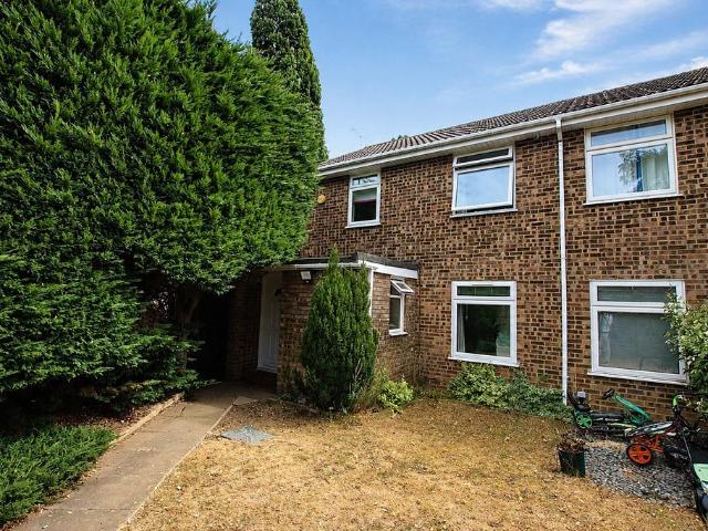 Treesmill Drive, Maidenhead. 3 bed semi detached house to rent £2,150 pcm £496 pw