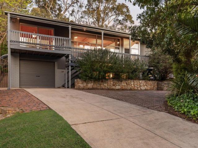 Treetop Outlooks And Entertaining Across Two Levels!