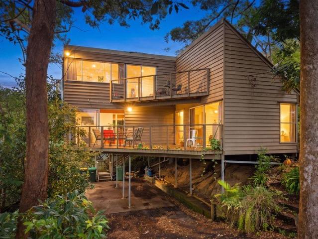 Treetop haven with ocean views!