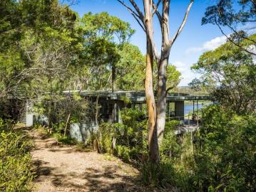 TREETOP RIVERFRONT SANCTUARY WITH BREATHTAKING VIEWS & DUAL LIVING OPTION