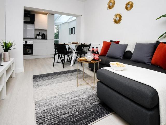 Treharris Street, Cardiff CF24 2 bed flat to rent £1,150 pcm £265 pw