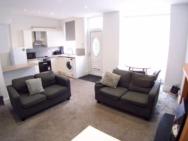 Trelawn Avenue, Leeds 3 bed terraced house to rent £1,560 pcm £360 pw