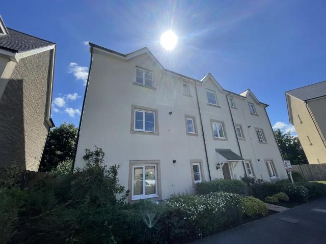 Trelowen Drive, Penryn TR10 2 bed apartment to rent £995 pcm £230 pw