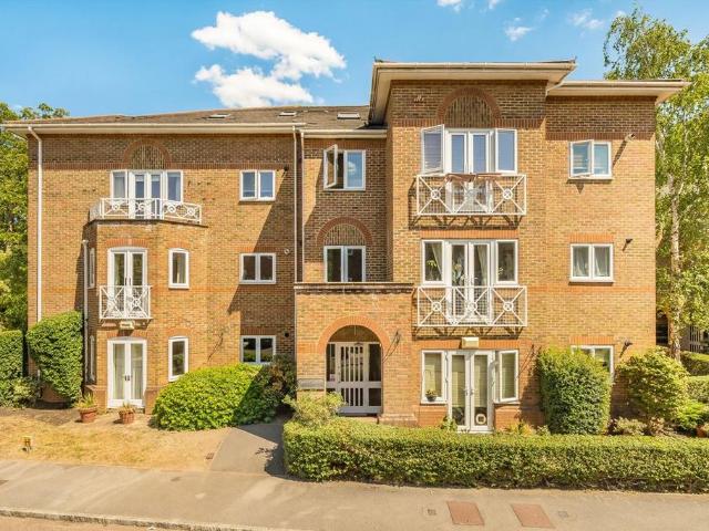 Trematon Place, Teddington TW11 1 bed flat to rent £1,700 pcm £392 pw