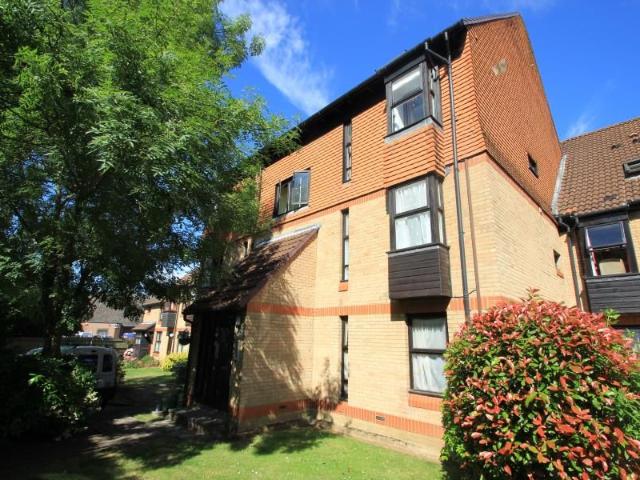 Trenance, Horsell, Woking GU21, Studio to rent, £1,000 pcm | PrimeLocation