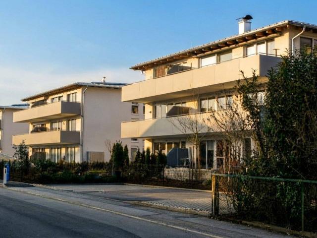 Trendige 2 Zi. Wohnung Mondsee/Schlössl mit sonnigem Westbalkon, Lift, Tiefgaragenplatz und PKW Stellplatz ! ! !