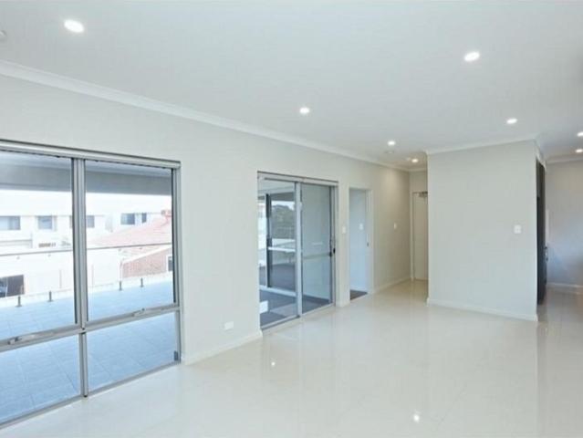 TRENDSETTING UPSTAIRS APARTMENT WALK TO TRAIN & SHOPPING CENTRE