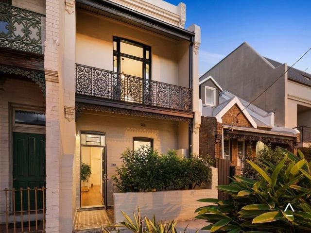 Trendy Cosmopolitan Terrace In A Premium Parkside Address