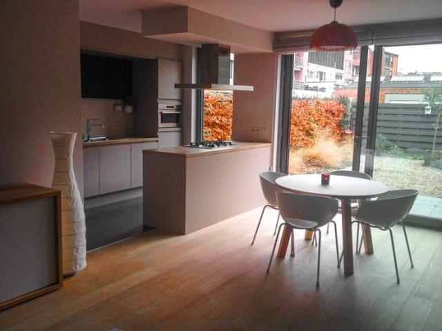 Trendy & lichtrijk 1 slk app met tuin & ondergrondse parking