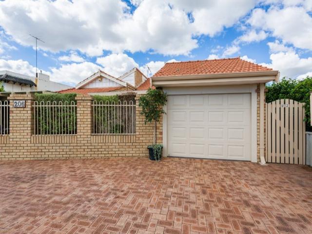 TRENDY, SECURE 2X1 COMO VILLA OFFERING AMAZING VALUE!
